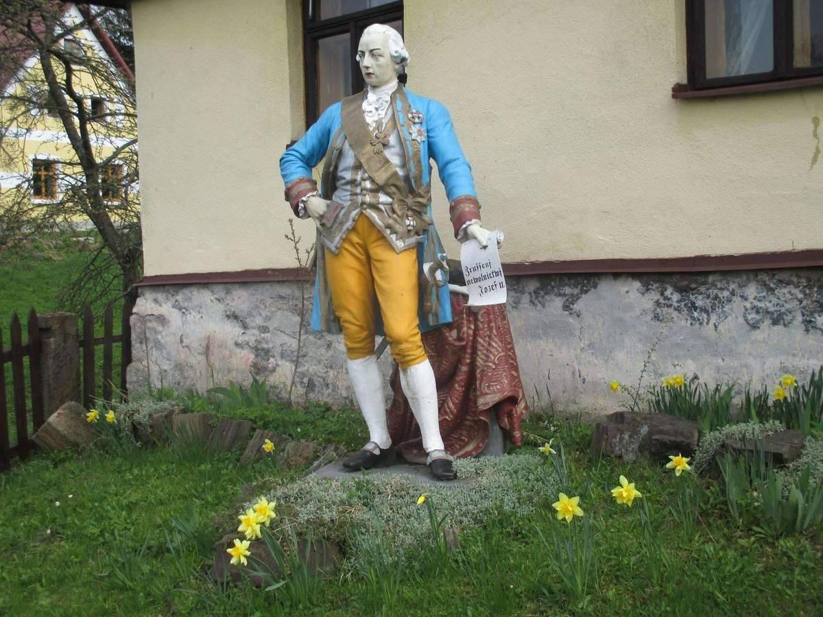 Socha císaře Josefa II v Markoušovicích